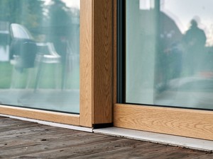 Detail izolačního skla IZOS do dřevěného rámu (realizace Vorlíček okna)