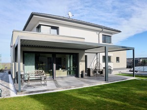 Důležitá je správná orientace domu pro úsporu energií: Dům s HS portálem v šířce 5 m se zabudovanými izolačními trojskly HELUZ IZOS. Okna realizovala firma Vorlíček okna