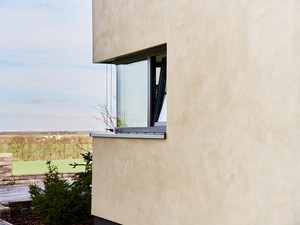 Detail skleněného rohu: Dům s HS portálem v šířce 5 m se zabudovanými izolačními trojskly HELUZ IZOS. Okna realizovala firma Vorlíček okna
