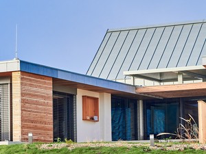 Dům do tvaru U s izolačním sklem IZOS Energy+: Současná architektura pracuje s velkými prosklenými plochami, realizace Vorlíček okna