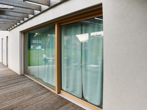 Dům do tvaru U s izolačním sklem IZOS Energy+: Současná architektura pracuje s velkými prosklenými plochami, realizace Vorlíček okna